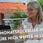 Frau auf Terrasse schreibt am Laptop. Darunter steht "Monatsrückblick Mai 2026: Ich übe mich weiter in langsam"