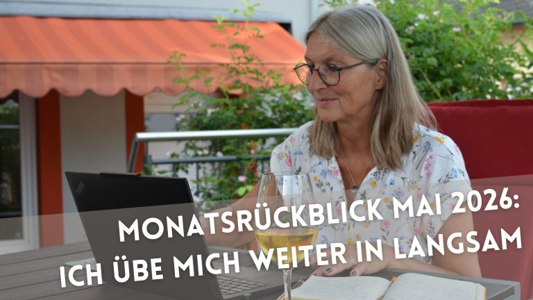 Frau auf Terrasse schreibt am Laptop. Darunter steht "Monatsrückblick Mai 2026: Ich übe mich weiter in langsam"