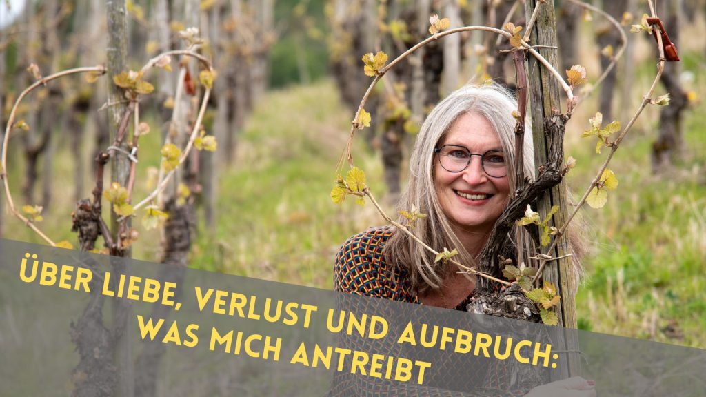 Beitragsbild: Gabi schaut durch eine Herzrebe, darunter steht: Über Liebe, Verlust und Aufbruch: was mich antreibt