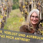 Beitragsbild: Gabi schaut durch eine Herzrebe, darunter steht: Über Liebe, Verlust und Aufbruch: was mich antreibt