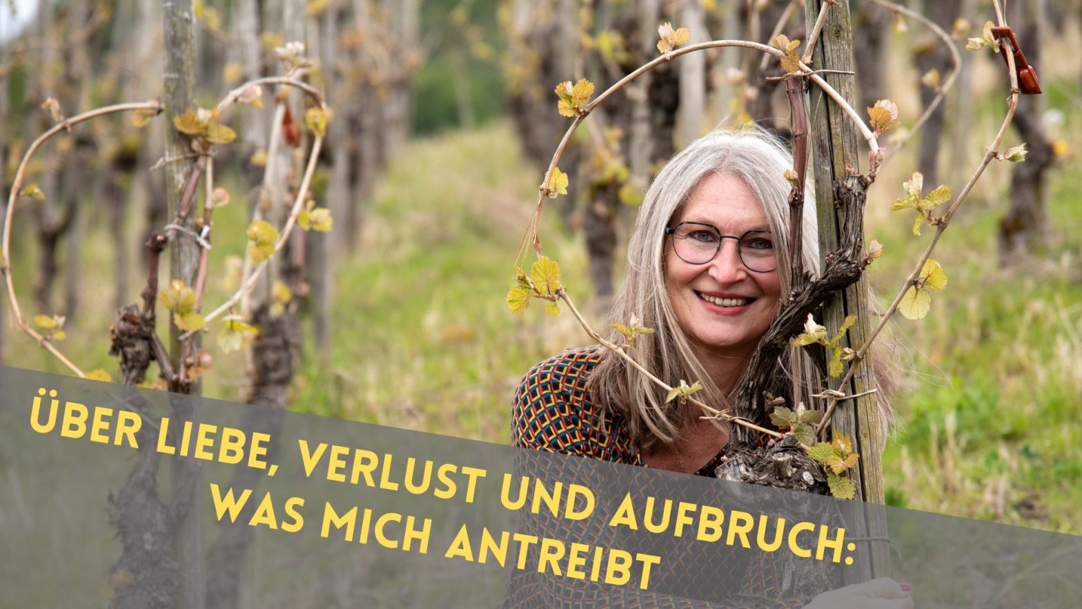 Beitragsbild: Gabi schaut durch eine Herzrebe, darunter steht: Über Liebe, Verlust und Aufbruch: was mich antreibt