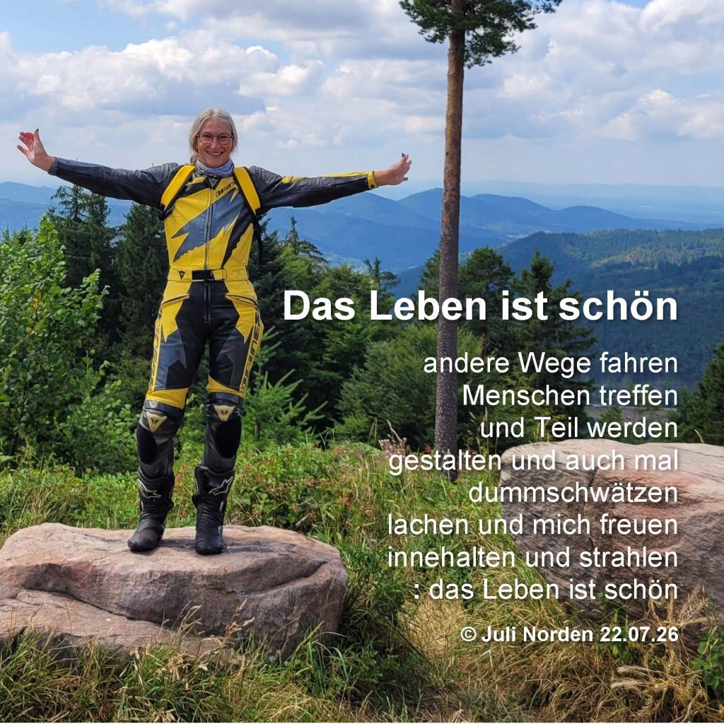 Gedicht von Juli Norden "Das Leben ist schön" Text auf Foto einer Motorradfahrerin in schwarz-gelber Kombi