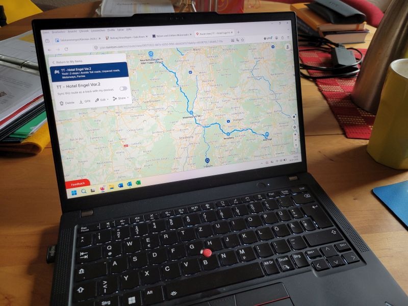 aufgeklapptes Laptop mit einer markierten Route von Traben-Trarbach nach Ulm