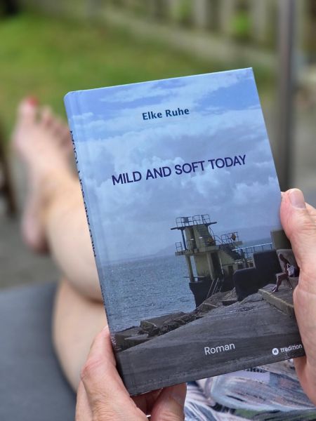 Person hält das Buch Mild and soft today von Elke Ruhe in der Hand