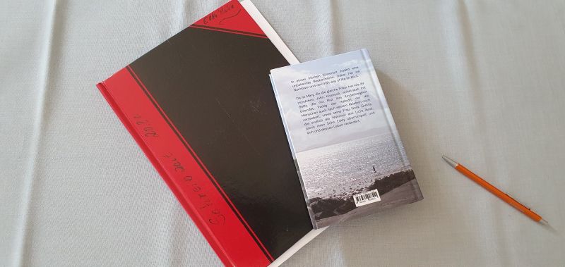 Notizbuch von Elke Ruhe und der Rückseite ihres Romans Mild and soft today