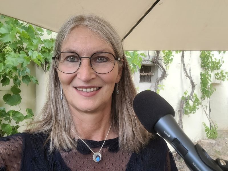 Freie Rednerin Gabi Kremeskötter steht am Mikro.