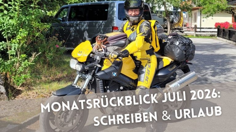 Frau auf gelbschwarzer BMW F800R in gelbschwarzer Dainese-Leder-Kombi, darunter der Text: Monatsrückblick Juli 2026: Schreiben & Urlaub