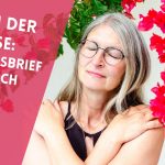 Frau mit geschlossenen Augen vor einer roten Boungainvilla, die sich selbst umarmt. Links daneben der Text "Nach der Krise: ein Liebesbrief an mich"