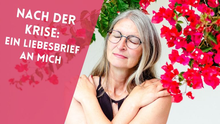 Frau mit geschlossenen Augen vor einer roten Boungainvilla, die sich selbst umarmt. Links daneben der Text "Nach der Krise: ein Liebesbrief an mich"