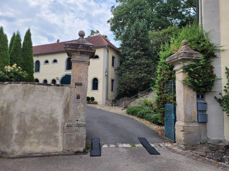 Einfahrt zum Schloß Holsthum in der Eifel