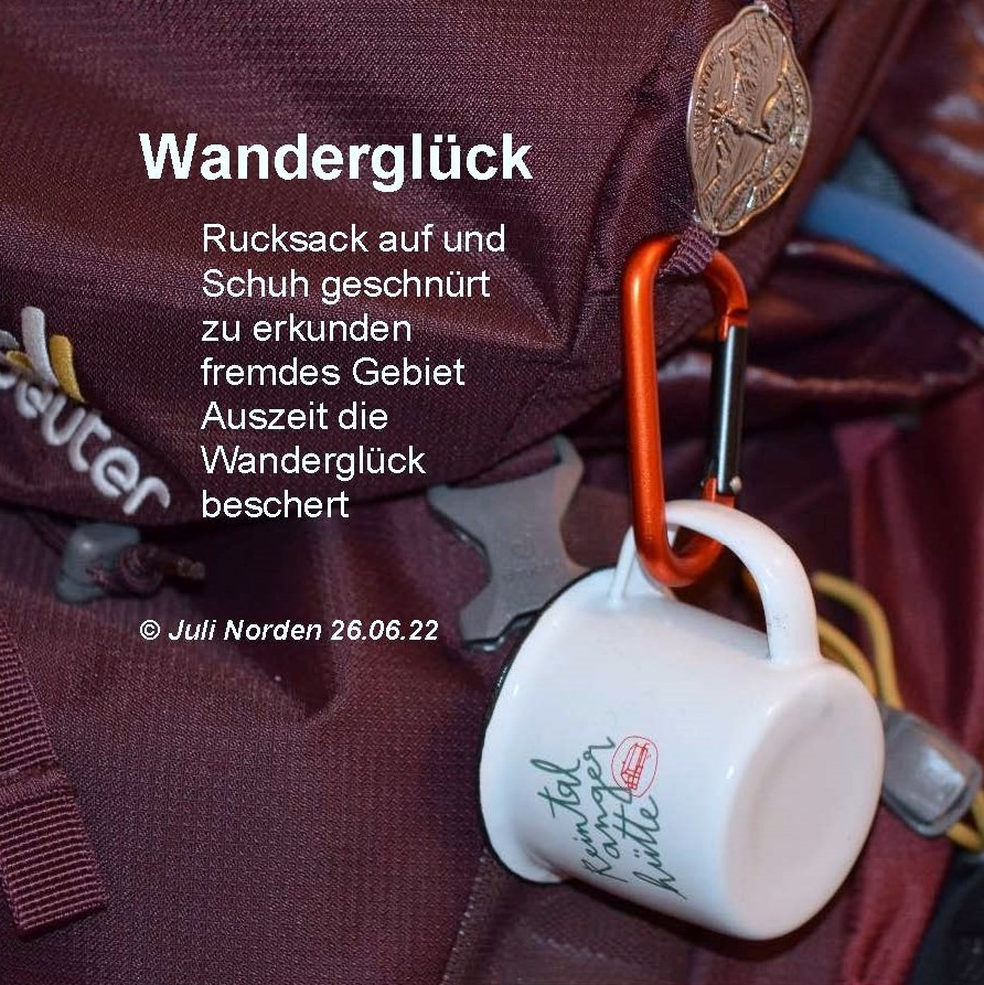 Ausschnitt eines Wanderrucksacks mit Espressotasse an einem Karabiner. Daneben das Gedicht "Wanderglück" von Juli Norden