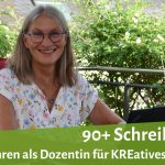 Dozentin Gabi Kremeskötter auf beschatteter Terrasse am Laptop, sie lächelt in die Kamera, darunter: "90+ Schreib-Tipps aus 7 Jahren als Dozentin für KREatives Schreiben