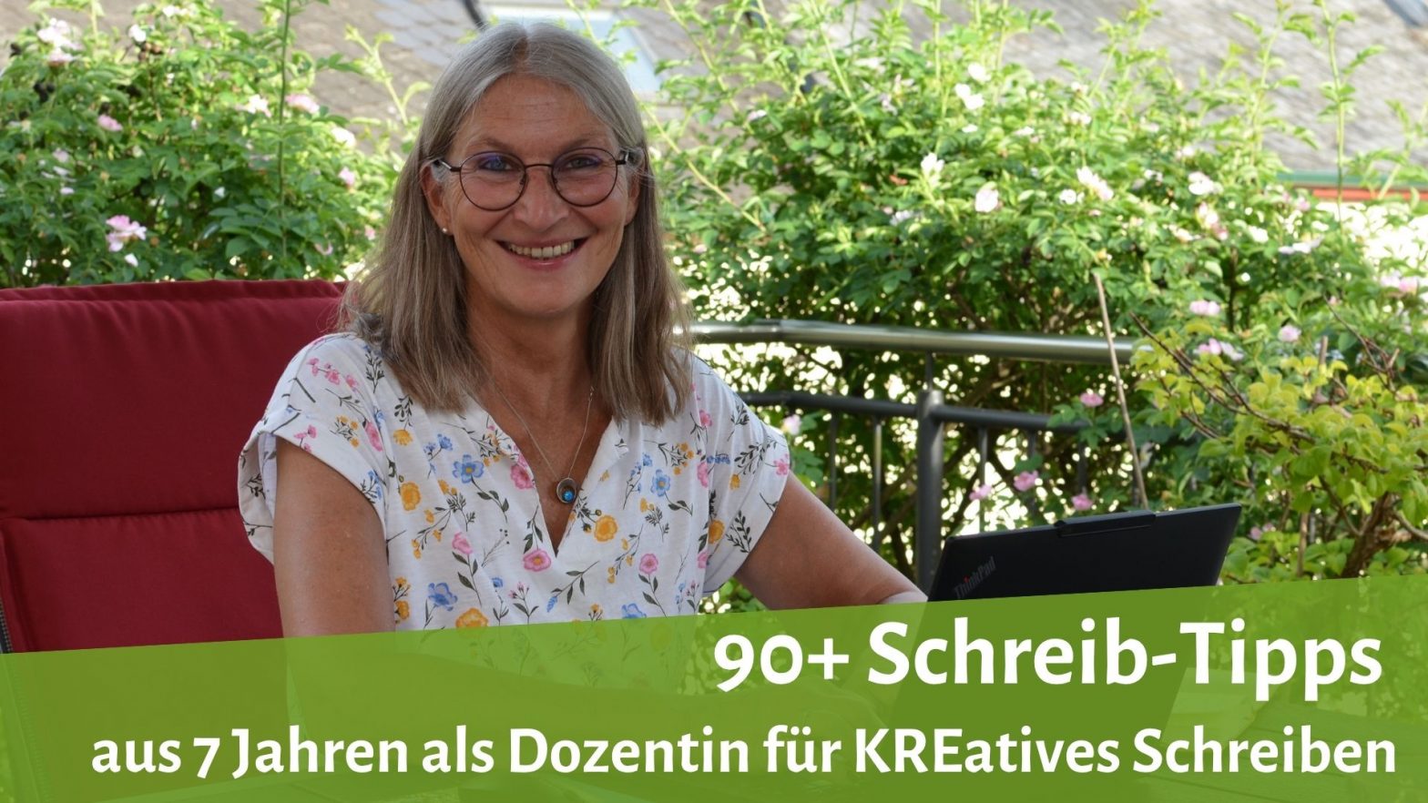 Dozentin Gabi Kremeskötter auf beschatteter Terrasse am Laptop, sie lächelt in die Kamera, darunter: "90+ Schreib-Tipps aus 7 Jahren als Dozentin für KREatives Schreiben
