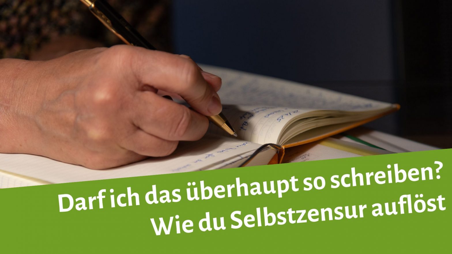 Schreibende Frauenhand auf Notizbuch, darunter der Text: Darf ich das überhaupt so schreiben? Wie du Selbstzensur auflöst