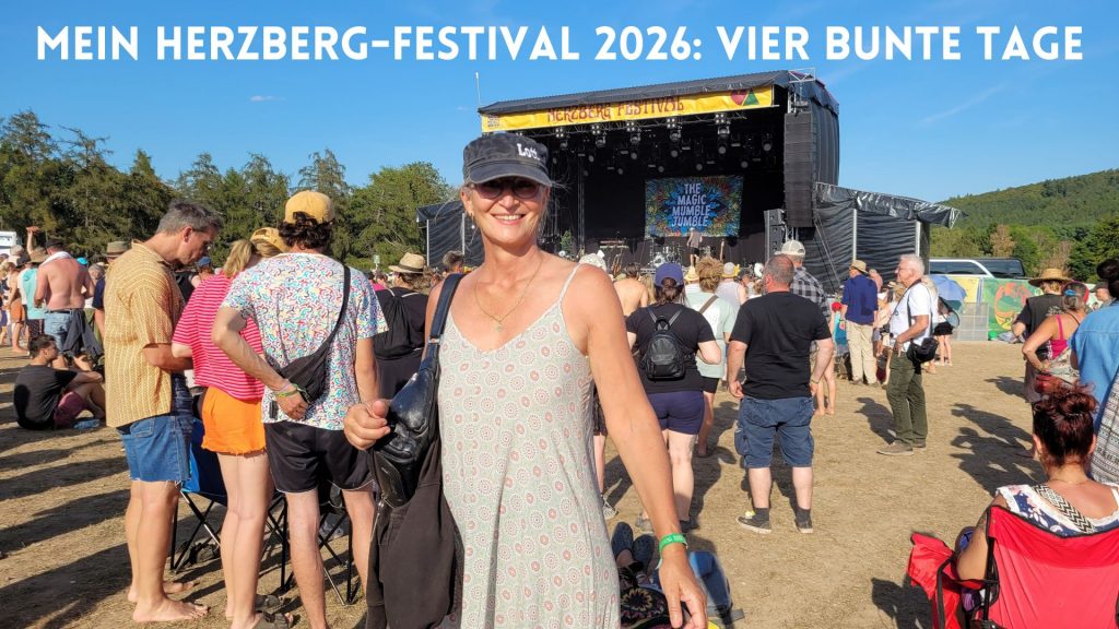 Frau mit Kappe vor der Hauptbühne des Herzberg-Festivals 2026; darüber der Text: Mein Herzberg-Festival: Vier bunte Tage