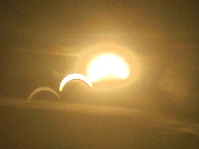 Sonnenfinsternis durch das Handy mit Spiegelungen