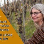 Frau sitzt mit skeptischem Blick im Weinberg, daneben der Text: Als Freie Rednerin Teil der Hochzeitsindustrie: warum ich leiser geworden bin