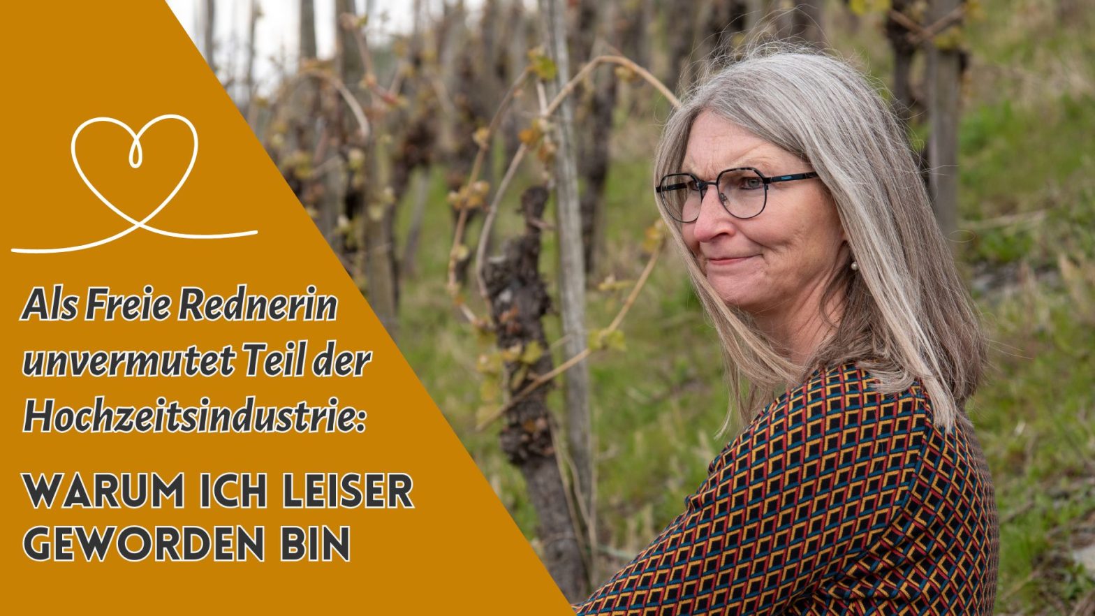 Frau sitzt mit skeptischem Blick im Weinberg, daneben der Text: Als Freie Rednerin Teil der Hochzeitsindustrie: warum ich leiser geworden bin
