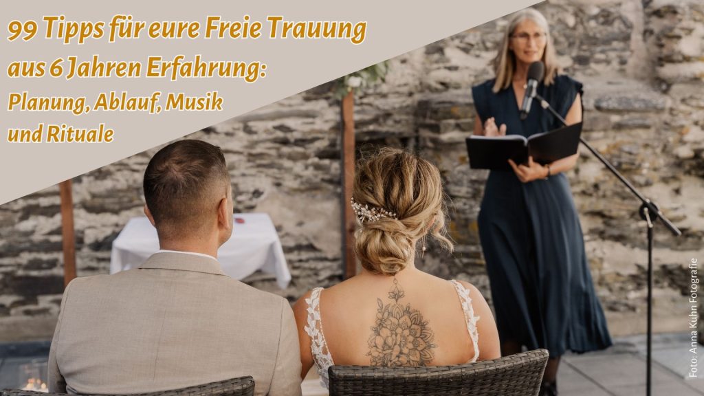 Freie Rednerin vor Brautpaar, links oben der Text "99 Tipps für eure Freie Trauung aus 6 Jahren Erfahrung: Planung, Ablauf, Musik und Rituale"